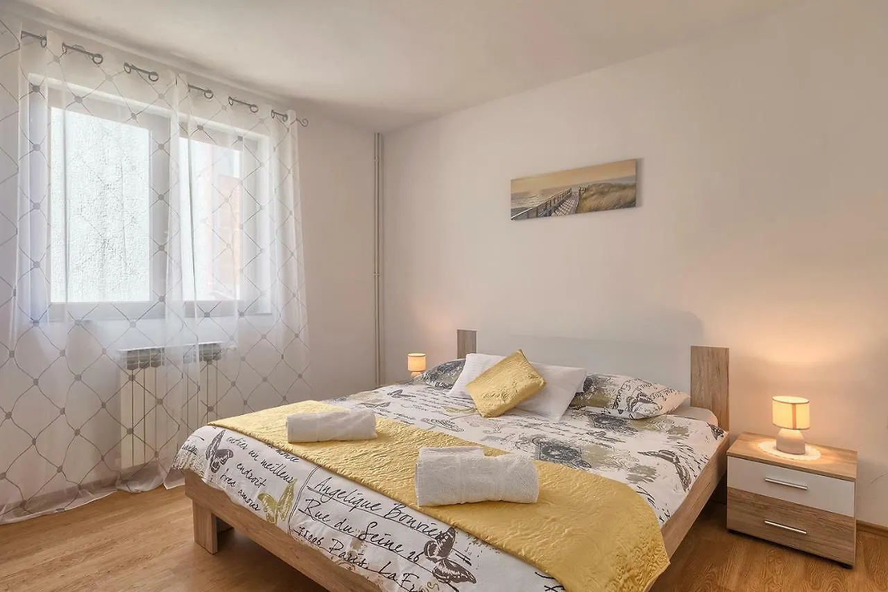 Apartman D&D, Dvorine 63 Banjole